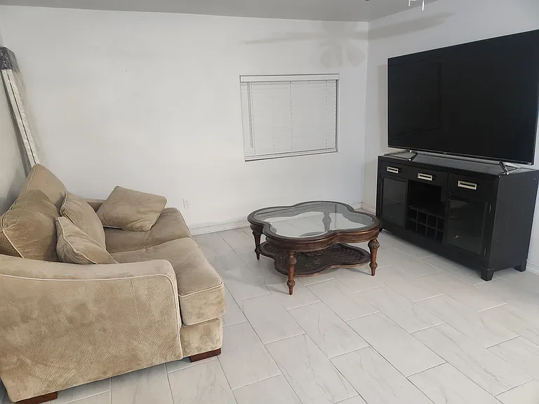 2625 W Hadley Ave — Photo 2