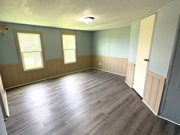 400 Barbara Ln — Photo 8