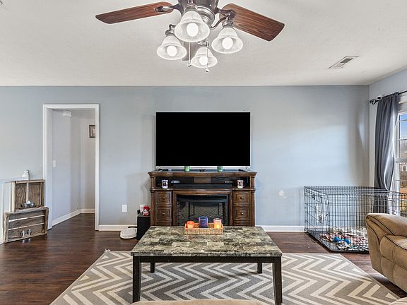 5th image of 205 Emerald Cir