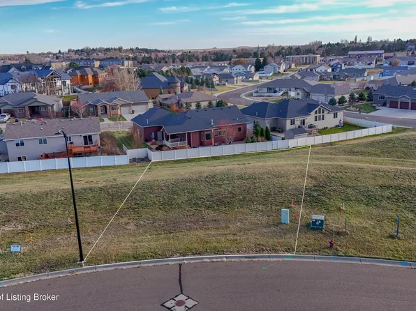 1760 Sunrise Dr, Dickinson, ND 58601