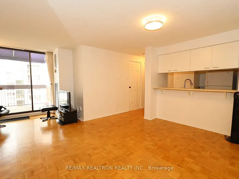 89 McCaul St #919 — Photo 8