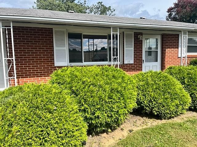 1st image of 15 Plaza Dr