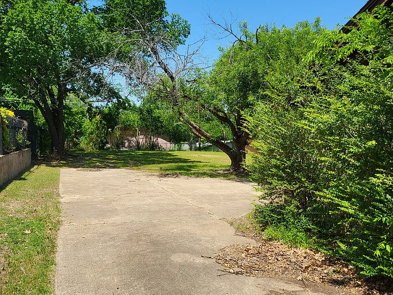 2441 Robert Burns Dr — Photo 22