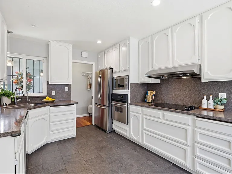 3490 Flora Vista Ave — Photo 9