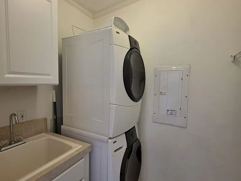 2921 Dupont St S — Photo 29