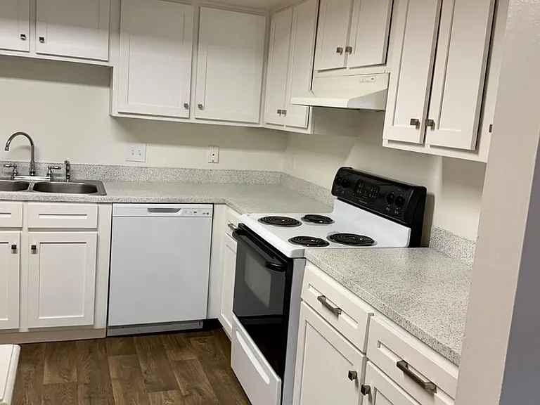 Applewood Crest Townhomes & Apartments — Photo 43