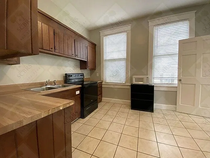 6 bed, 2.0 bath, 2453 sqft, $5,000 — Photo 2
