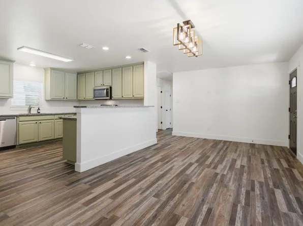 105 NE Anderson St, Burleson, TX 76028