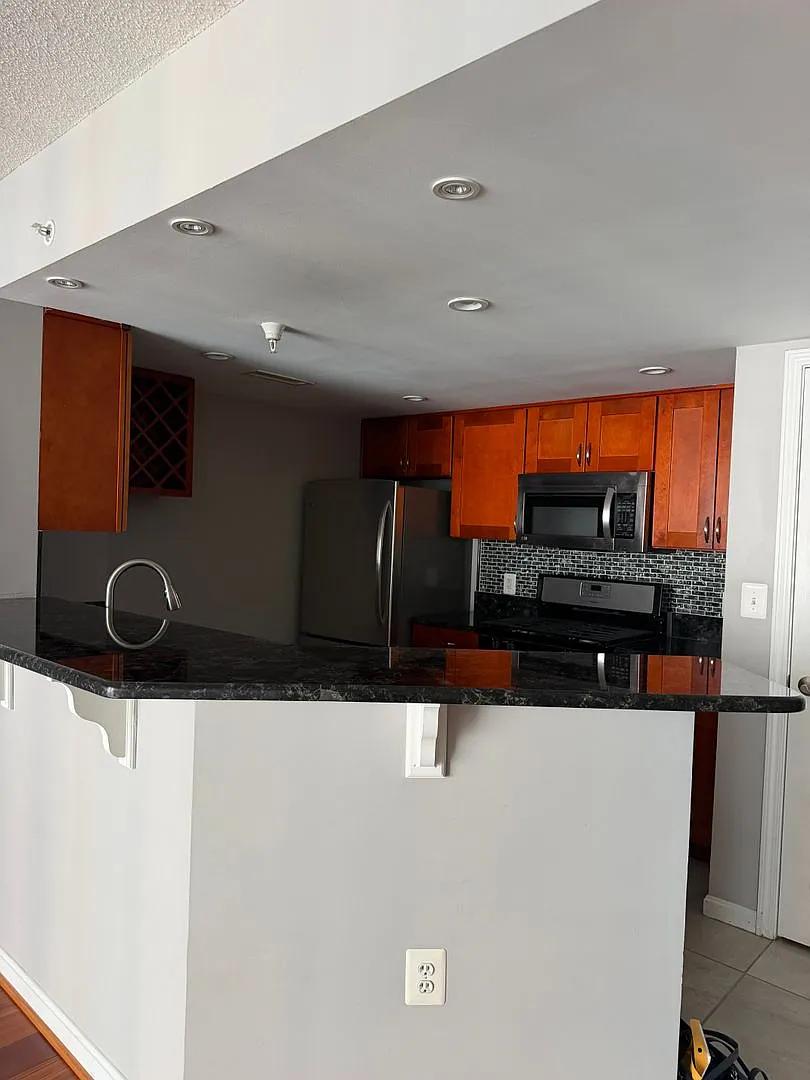 One Bedroom And One Bath Condo With Beautiful Wood Floor, Balcony — Photo 4