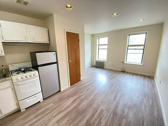 2nd image of 326 E 6th St #16