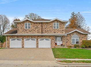 2418 Hacienda Dr, Dubuque, IA 52002