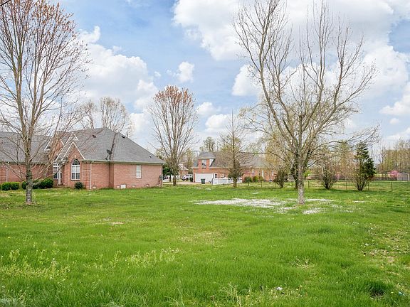 5th image of 101 Lorelle Cir