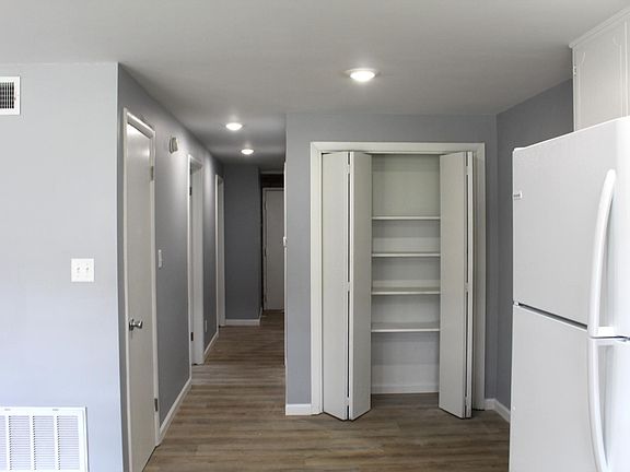3rd image of 725 W Stone St #3