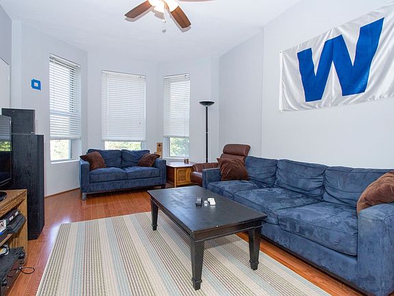 3rd image of 1041 W Oakdale Ave #2