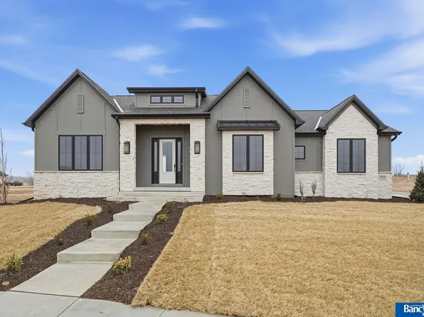 9856 42nd St, Lincoln, NE 68516