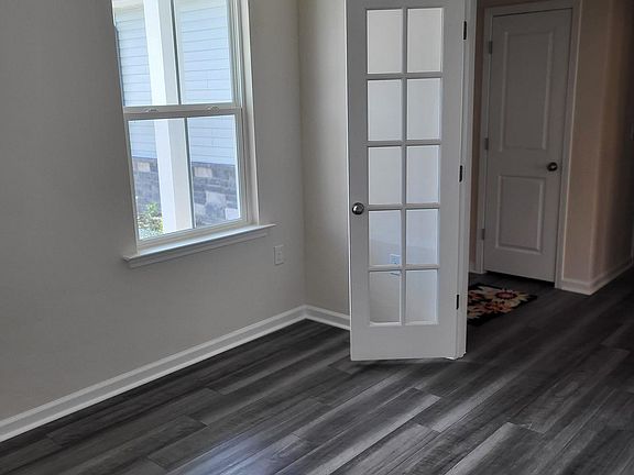 5th image of 912 Bloomington Way