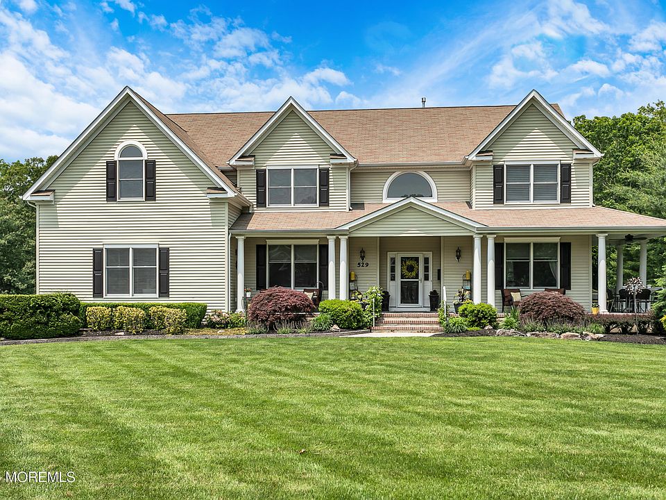 1st image of 529 Woodview Road