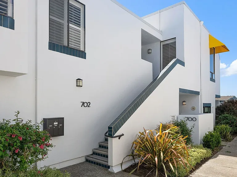 702 Portofino Ln — Photo 46