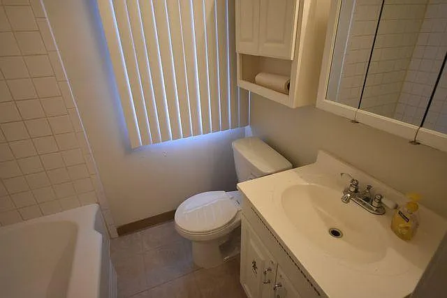 2758 Ackley Ave — Photo 5