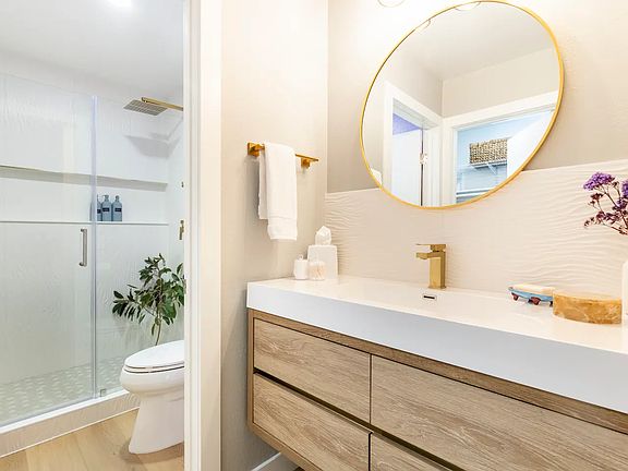 Master Bathroom (en-suite) with rainshower