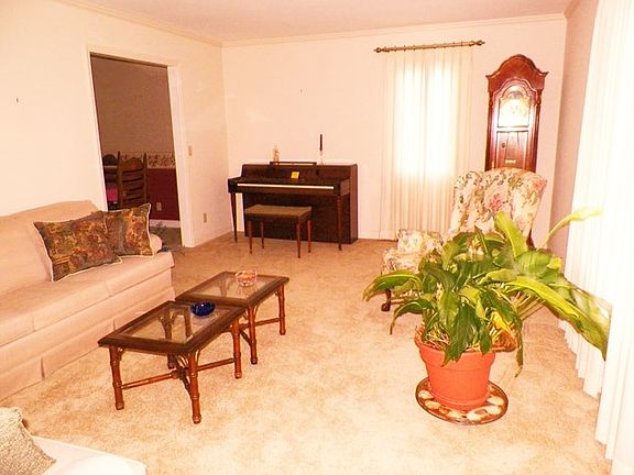 5th image of 520 Country Club Dr