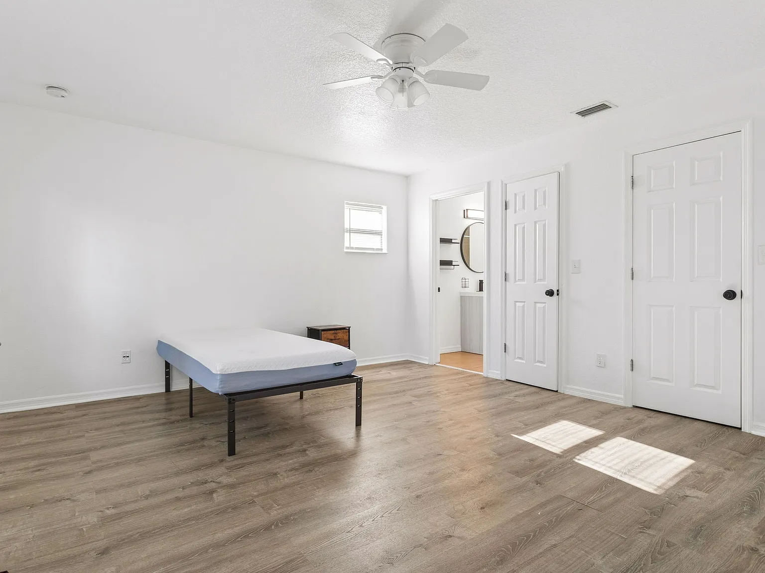 1 bed, 255 sqft, $1,100 — Photo 2