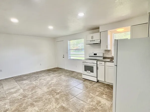 5739 9th St, Zephyrhills, FL 33542