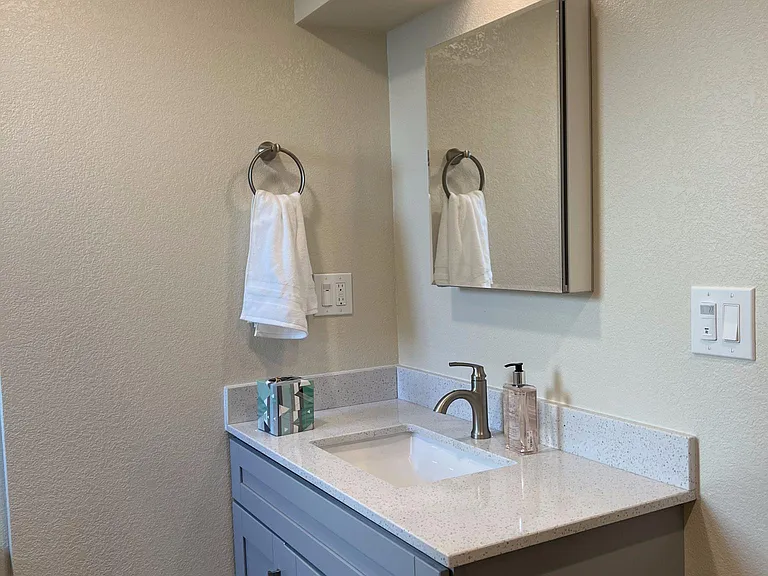 647 E 17th St #103 — Photo 11