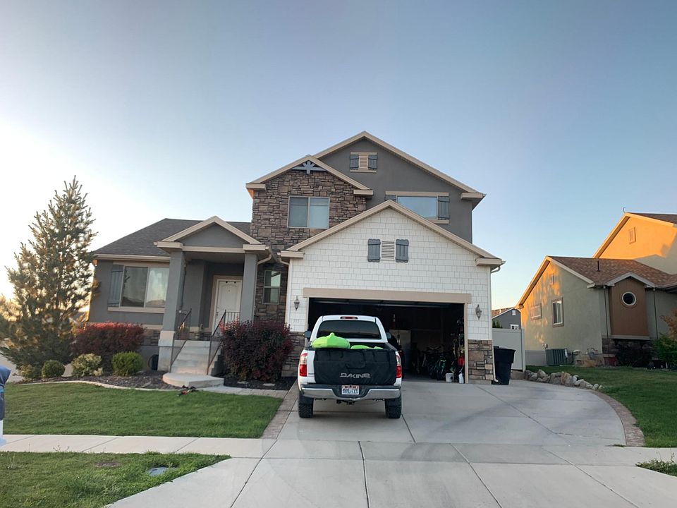 Beautiful Two Story new Paint and carpet
