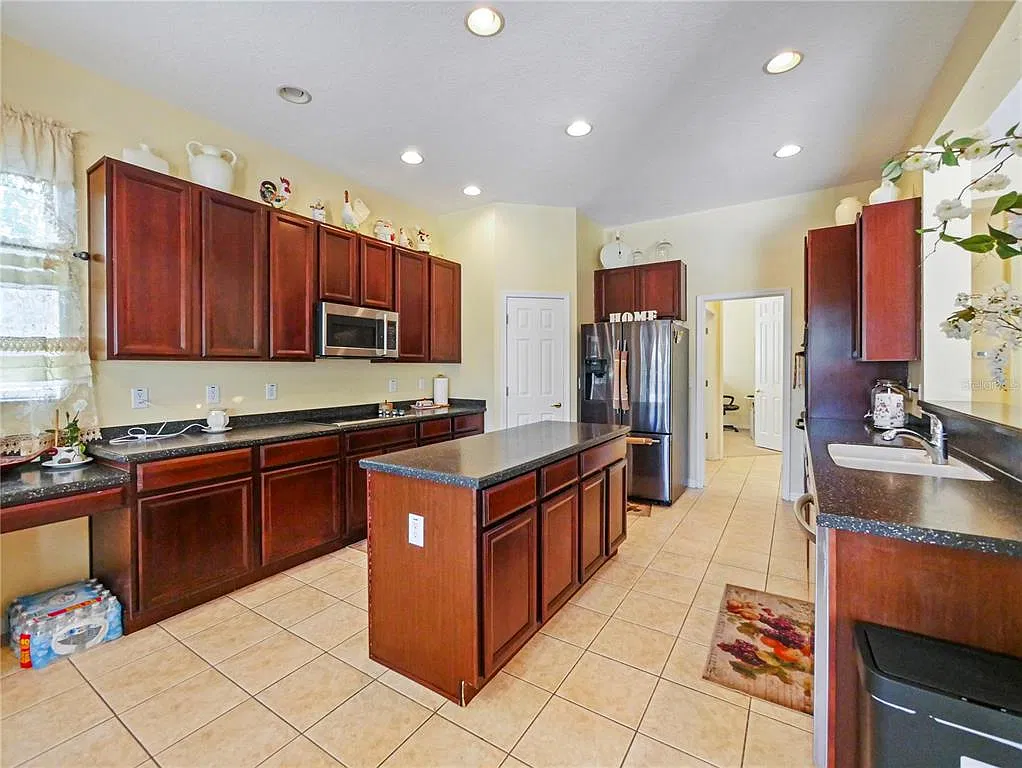 5 bed, 3.5 bath, 3961 sqft, $4,100 — Photo 4