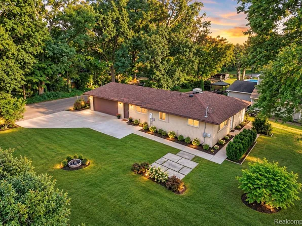 6220 Wertz Rd, Davisburg, MI 48350