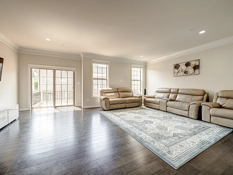 22489 Naugatuck Sq — Photo 4
