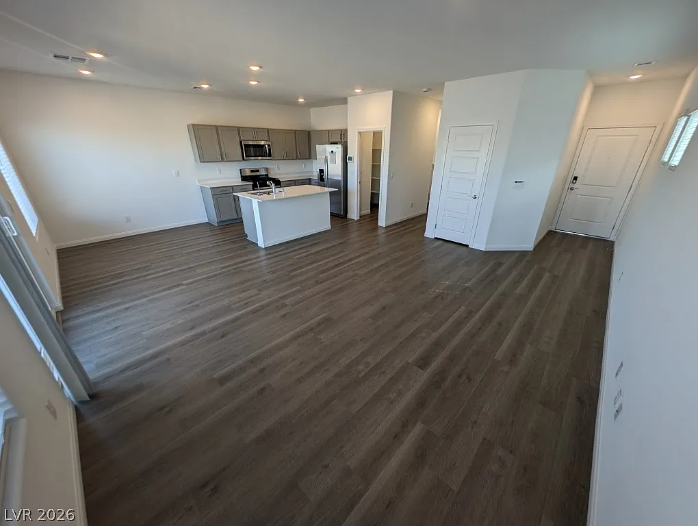 3 bed, 2.5 bath, 1715 sqft, $2,300 — Photo 4