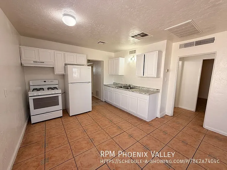 2524 W Jefferson St — Photo 3