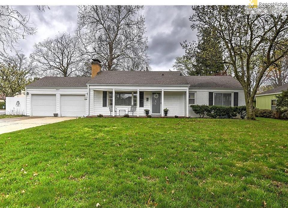 Adorable Roeland Park Ranch, with loads of curb appeal! Sits far back from street.