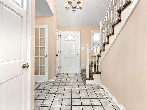 2nd image of 1016 SE Oak Hill Dr