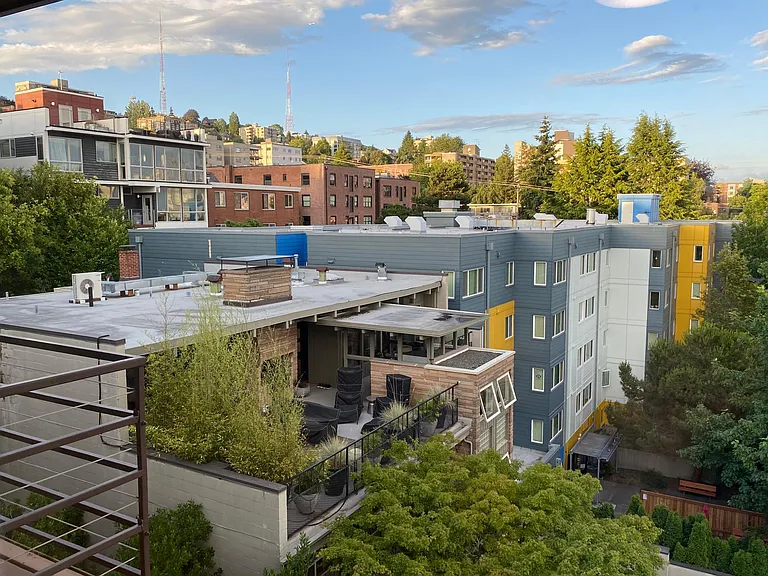 400 W Roy St #401 — Photo 15