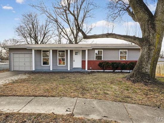 1077 Armada Ct, Florissant, MO 63031
