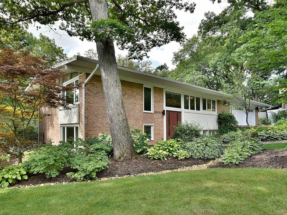 1st image of 22W785 Red Oak Dr