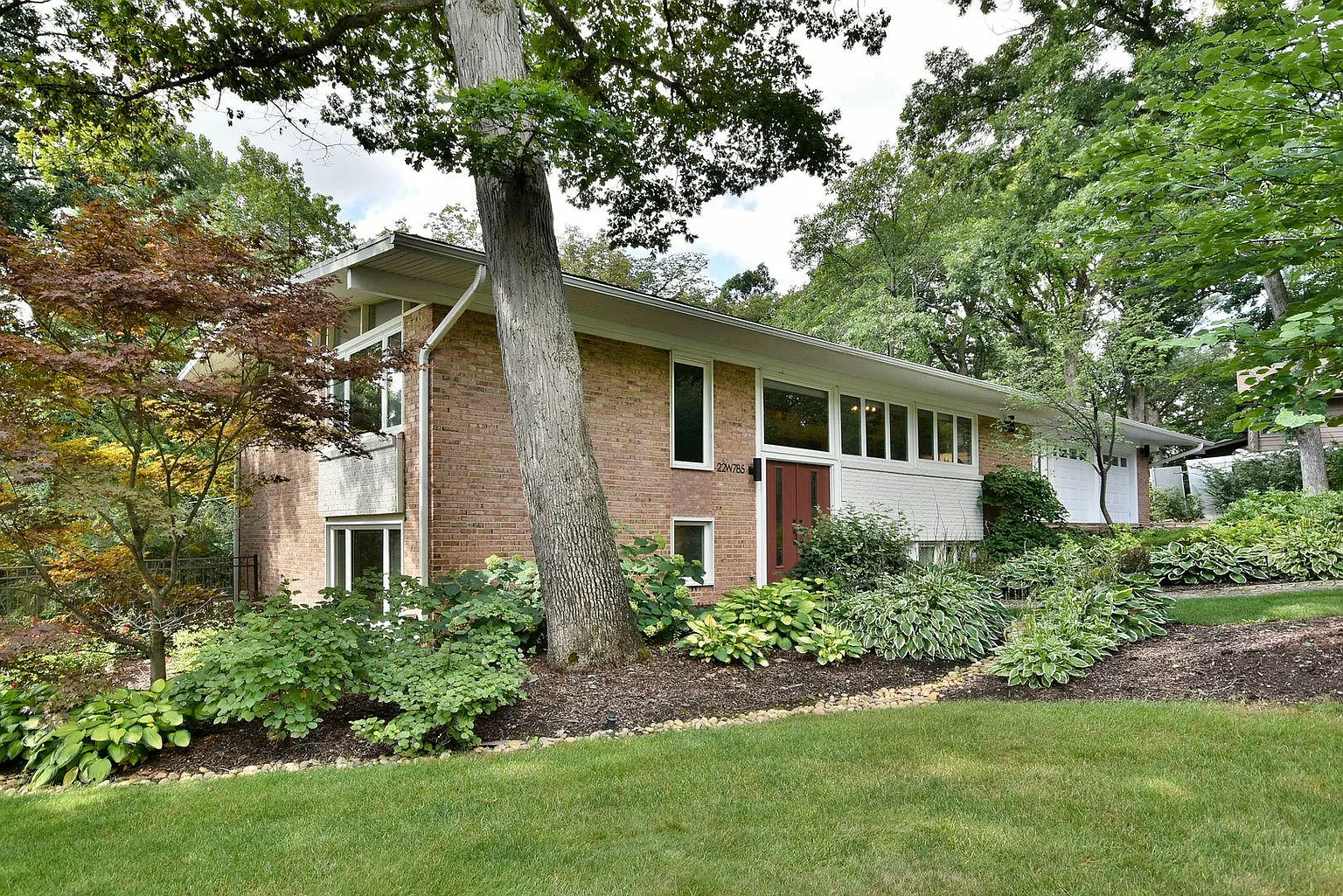 22W785 Red Oak Dr photo 1