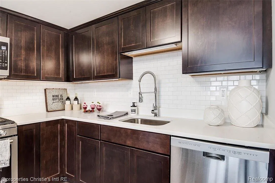 2 bed, 1031 sqft, $2,500 — Photo 2