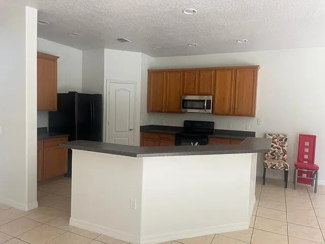 2125 The Oaks Blvd — Photo 2