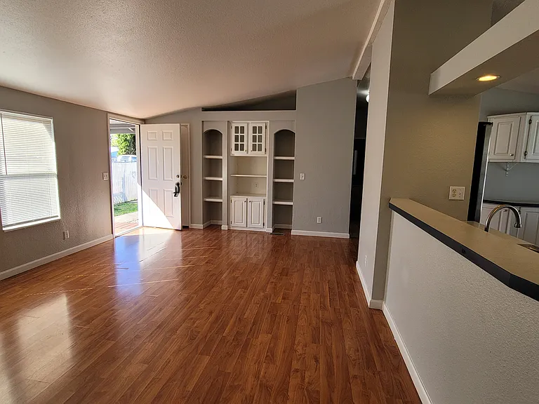 1047 W Vine St — Photo 5