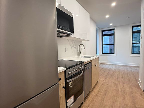4th image of 307 W 39th St #4A