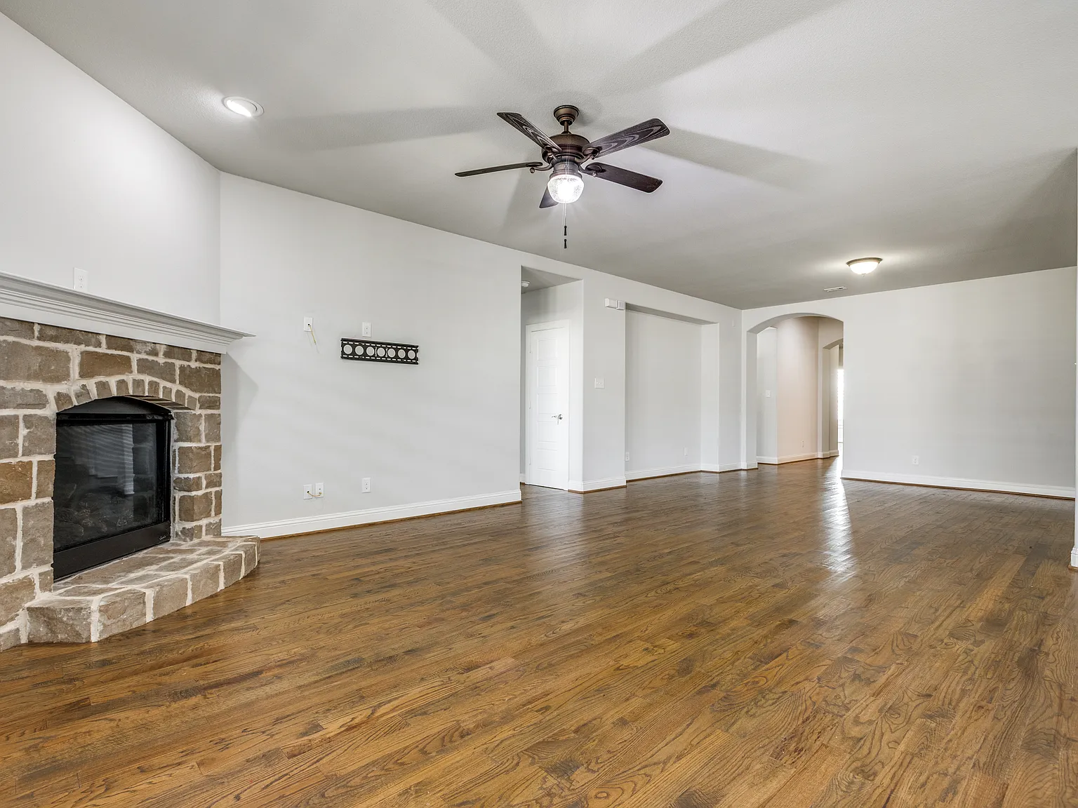 4 bed, 2215 sqft, $2,795 — Photo 3