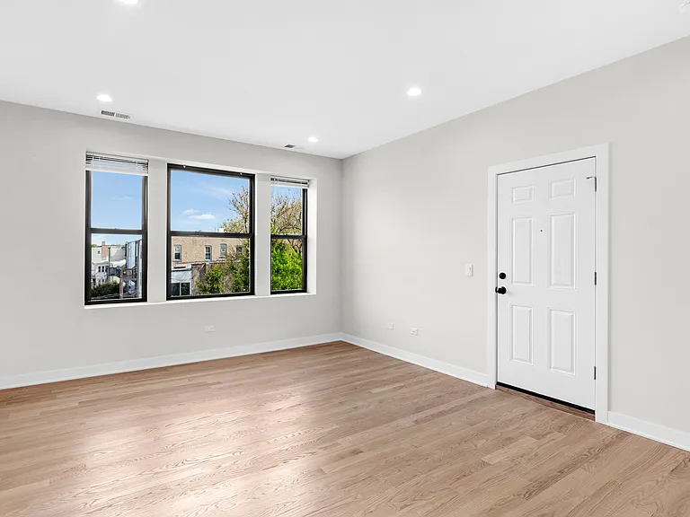 4856 N Troy St #3 — Photo 2