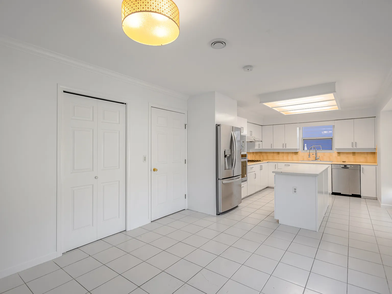 6 bed, 3880 sqft, $7,980 — Photo 4