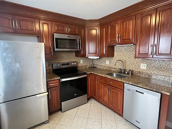 5th image of 25 Padanaram Rd APT 14