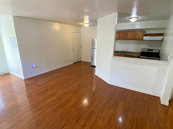 4th image of 3671 Spruce Ave #8
