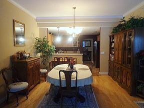 5th image of 827 N Ferncreek Ave
